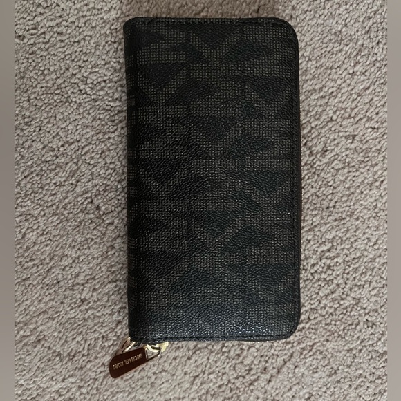 Michael Kors Brown Large Jet Set Tote and Matching Wallet Great Condition! - Picture 2 of 11